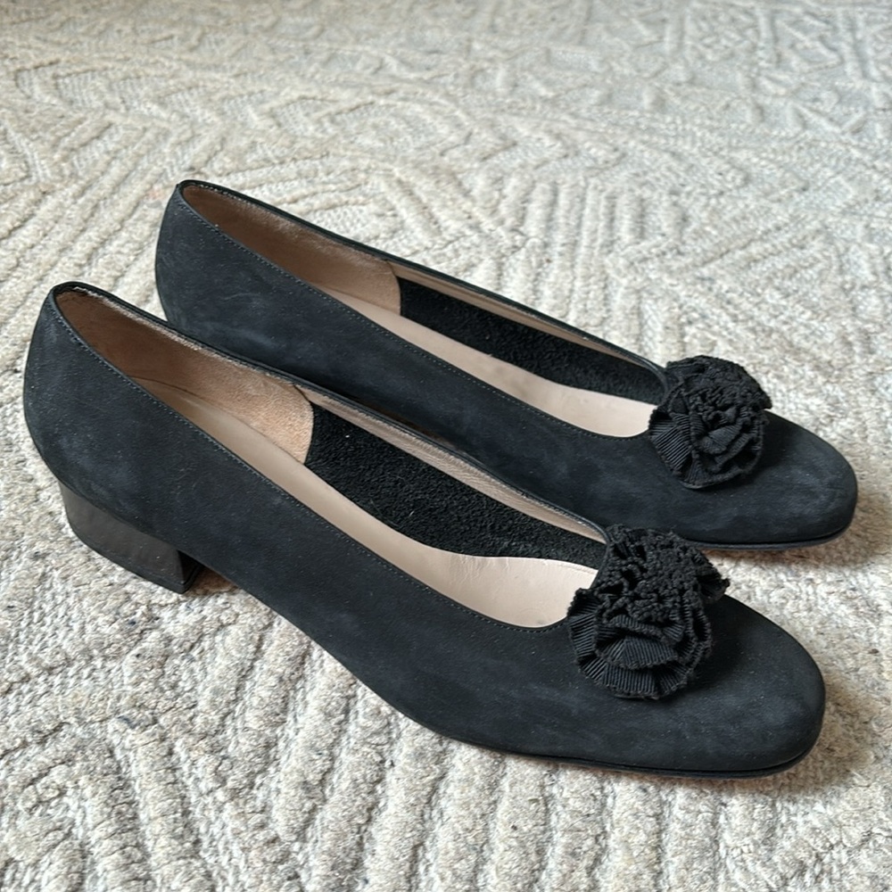 Ferragamo Suede Ruffle Pump - Picture 3 of 11